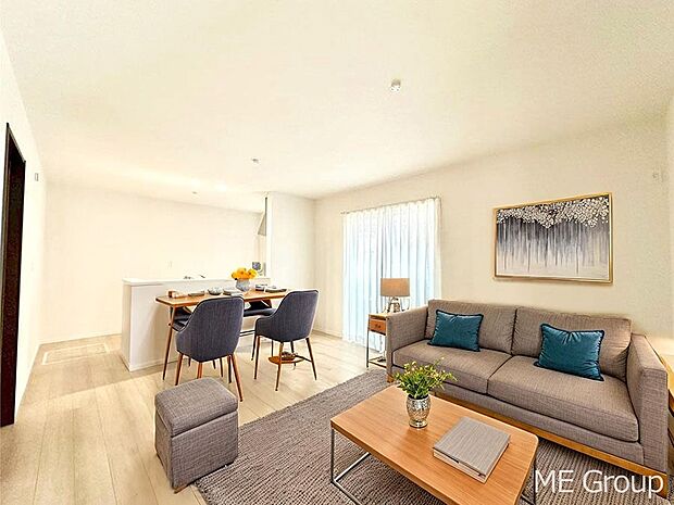 ご家族の賑やかな話し声で包まれる明るいリビング  ※家具はCGです