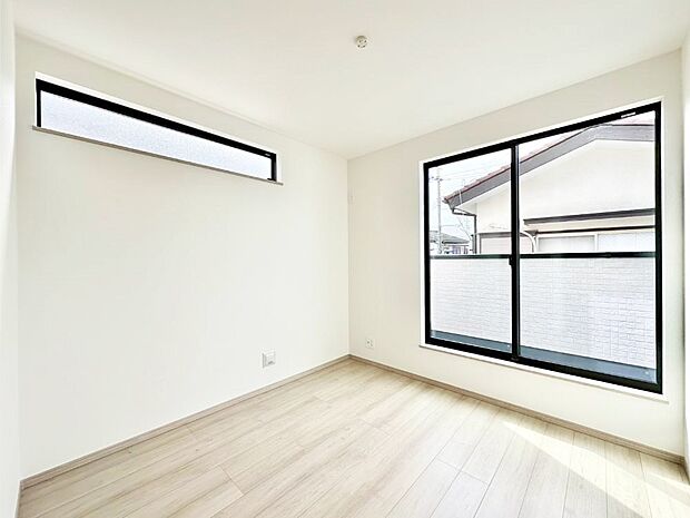 バルコニーが開放感をプラスしてくれる洋室