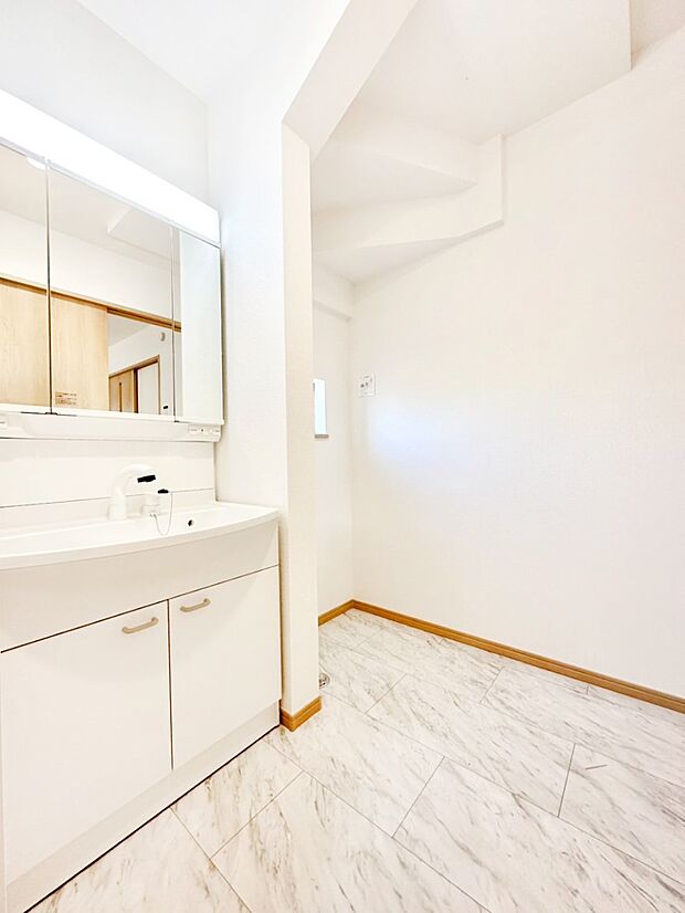 清潔感溢れるホワイトカラーを基調としたランドリースペース