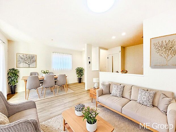 家族の和やかな会話が聞こえてきそう。開放感のあるリビングです。※家具はCGです