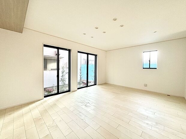 明るい陽光が注ぎ、寛ぎの雰囲気に満たされるダイニング。