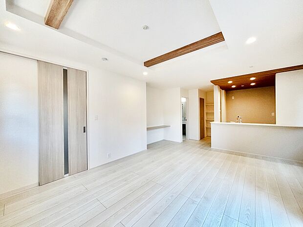 PC作業やお子様の宿題コーナーなどにお使いいただけるカウンター付きのLDK。