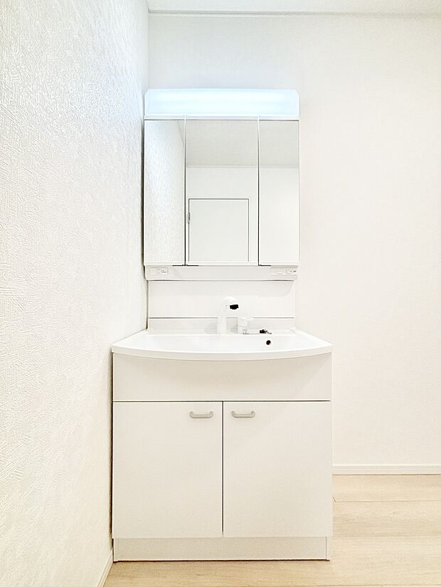 大きく見やすい三面鏡で清潔感ある洗面台は、身だしなみチェックや肌のお手入れにおすすめです。