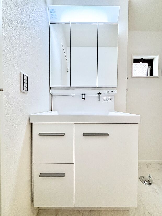 大きく見やすい三面鏡で清潔感ある洗面台は、身だしなみチェックや肌のお手入れにおすすめです。