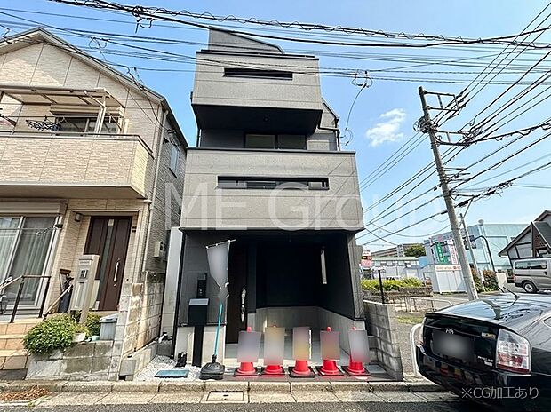 洗練された外観、上質な住空間が広がる室内は永く安心して過ごせる住居です。 　
