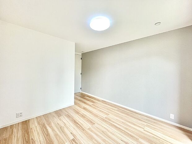 【子供部屋】やさしい光がさしこむ居室はしっかり収納付き