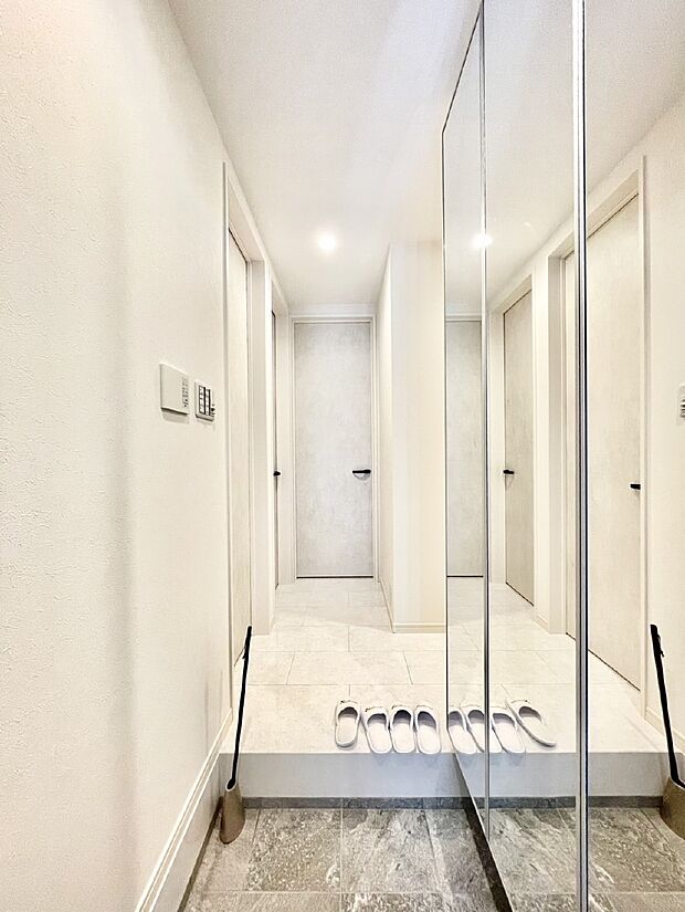 【玄関】家族の帰宅やお客様をあたたかく迎える玄関