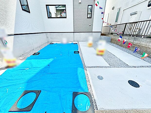 【駐車場】2台（車種による）駐車可！ご家族みんなの自転車も置ける広々カースペース。