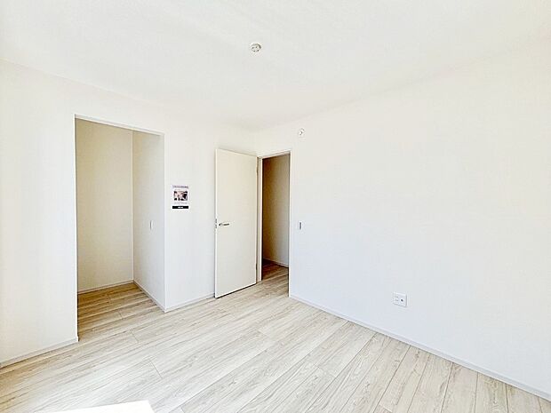 【子供部屋】ウォークインクローゼットがあるお部屋。季節ごとの入れ替えも不要で便利です。