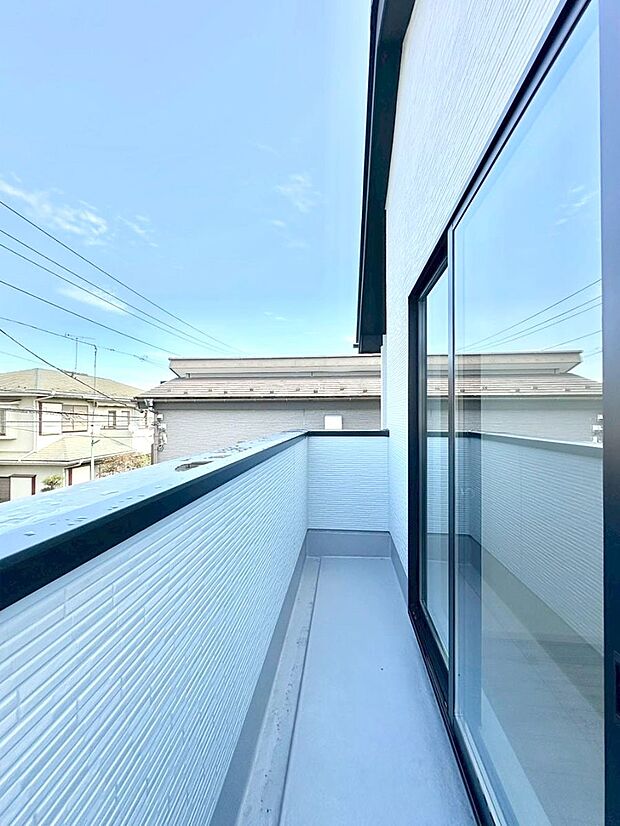 【バルコニー】暖かな陽光が降り注ぐバルコニーはお洗濯におすすめ。爽やかな風も心地よいです。