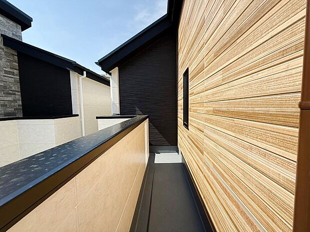 【バルコニー】広々バルコニーでお洗濯物が気持ちよく乾きます。