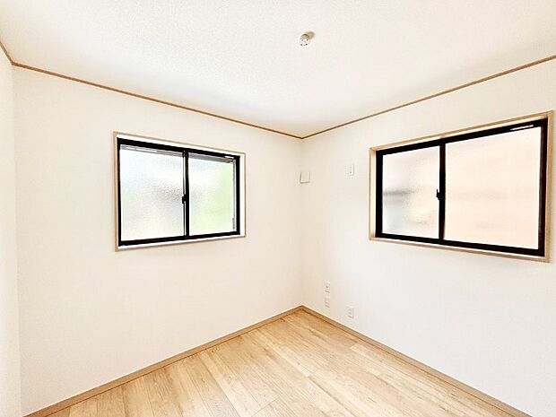 【子供部屋】２面採光で気持ちよく自然光が取り入れられるのでお子様のお部屋にもピッタリ