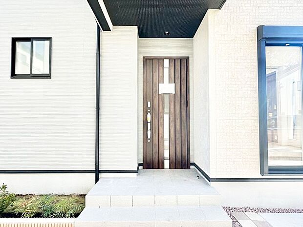 【玄関】大切な家族、来客を出迎える玄関。