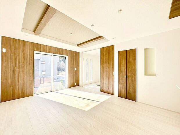 【ダイニング】折り上げ天井はは立体的な奥行きがあるので、天井が広く見えて開放的な空間を演出できます。  