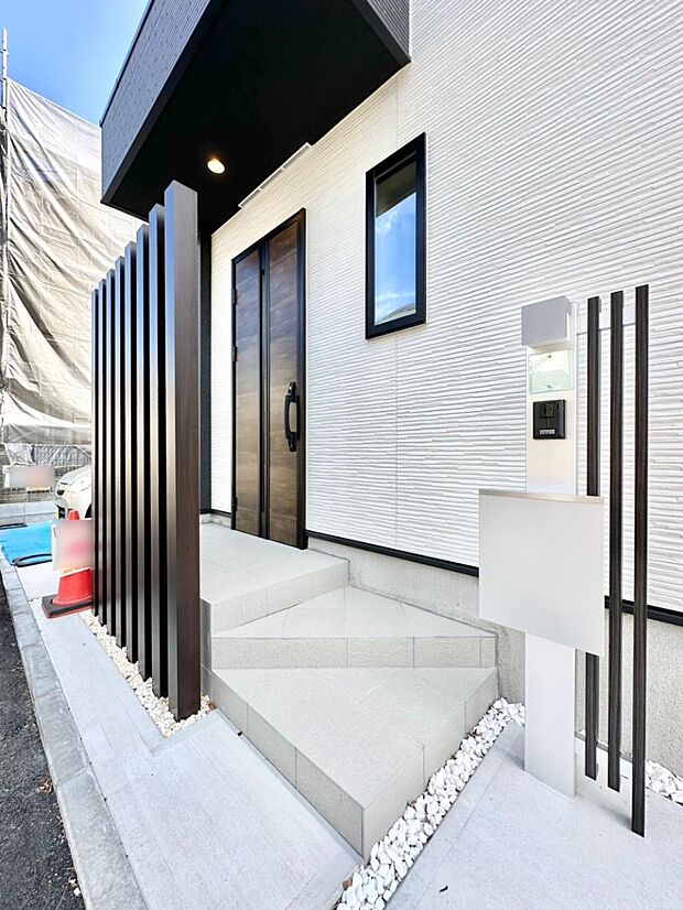 【玄関】シンプルで落ち着いた雰囲気の玄関周り  