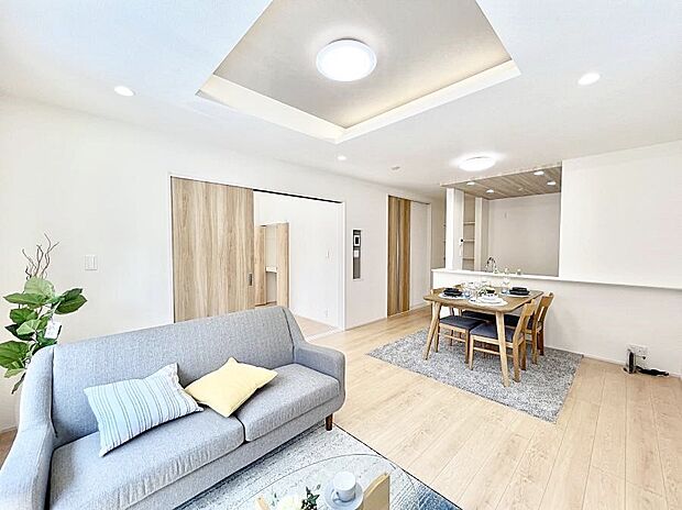 【リビングダイニング】隣接の洋室を開放すればさらに広々空間に  