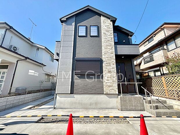 【現地外観写真】洗練された外観、上質な住空間が広がる室内は永く安心して過ごせる住居です。 