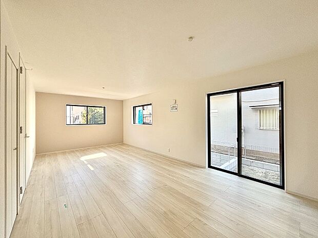 【ダイニング】大きな窓からたっぷりの陽光と風を感じられるリビング  