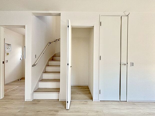 【その他設備(リビング収納)】リビング収納。ここに収納があると物が集まるLDKがスッキリ片付きそうですね。  