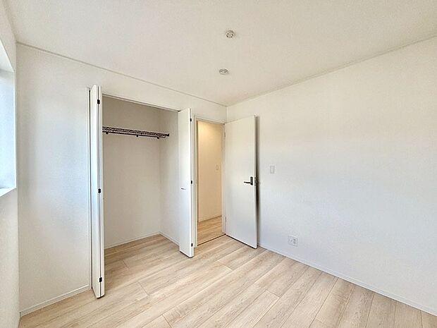 【寝室】収納が充実しているので居住スペースを広々使えます  