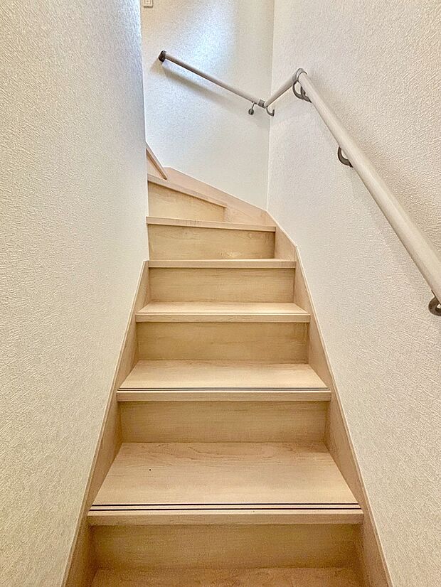 【その他内観】階段は手すり付きなので小さなお子さまやご高齢の方も安心です  