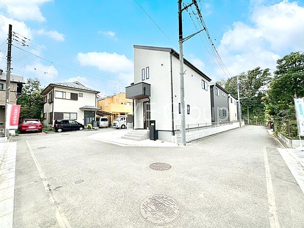 【前面道路含む現地写真】前面道路はきちんと整備されています