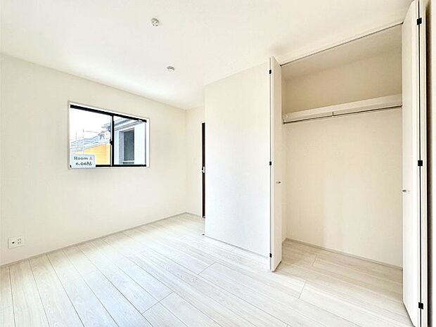 【寝室】収納が充実しているので居住スペースを広々使えます  