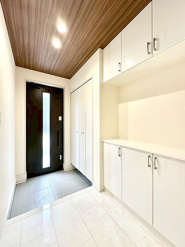 【玄関】明るい玄関はお客様をお出迎えするのにぴったりです！