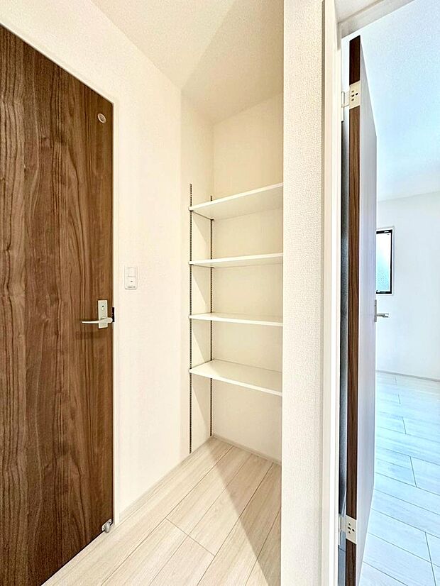 【廊下収納】廊下収納。掃除道具や季節の小物を収納することができます。