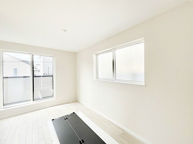 【寝室】2面採光なので、明るく風通しも良く心地良い生活が送れます。