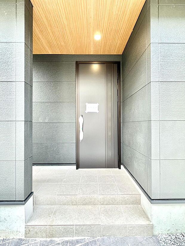 【玄関】大切な家族、来客を出迎える玄関。