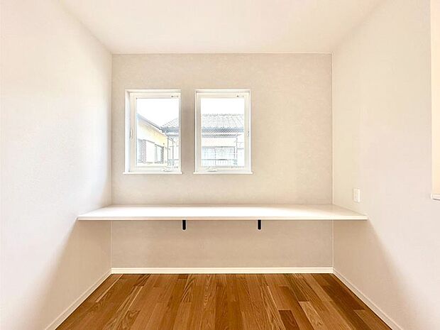 【その他内観】リビングには、お子様の勉強にもパソコン作業にも使えるスタディカウンター付き