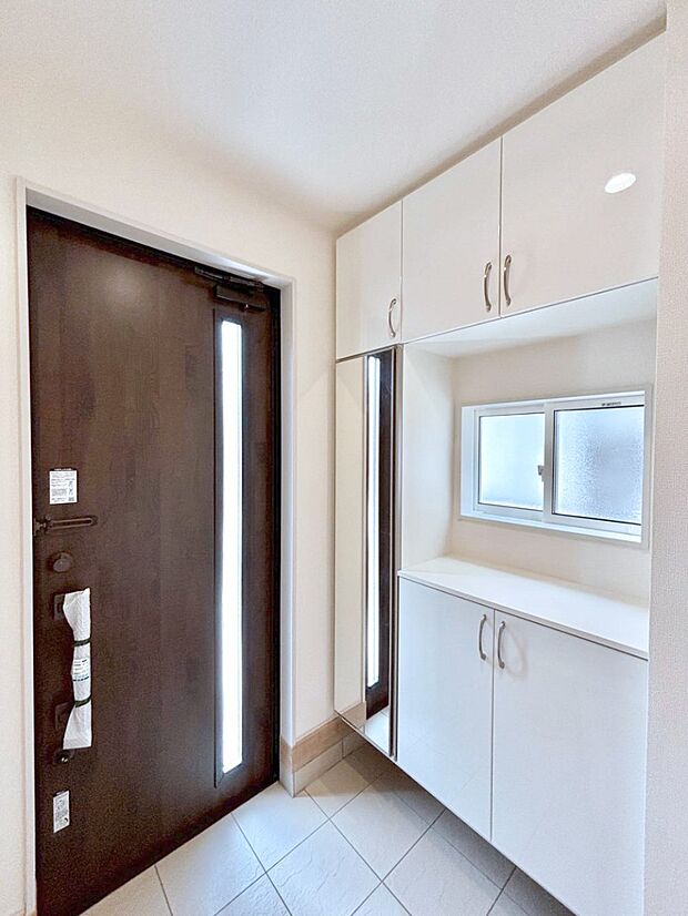 【玄関】飾り棚を利用して、お越しいただくお客様をおもてなしできます。