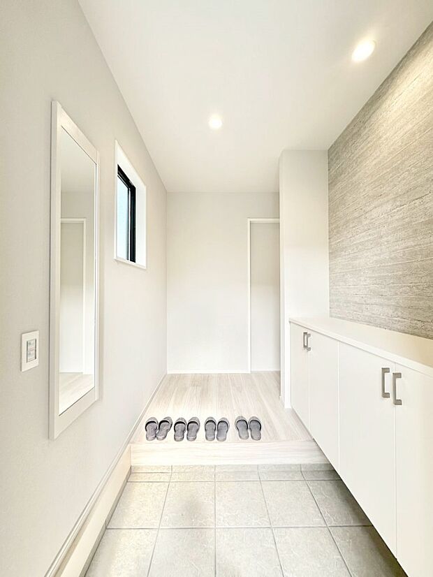 【玄関】散らかりがちな玄関もスッキリの玄関収納付