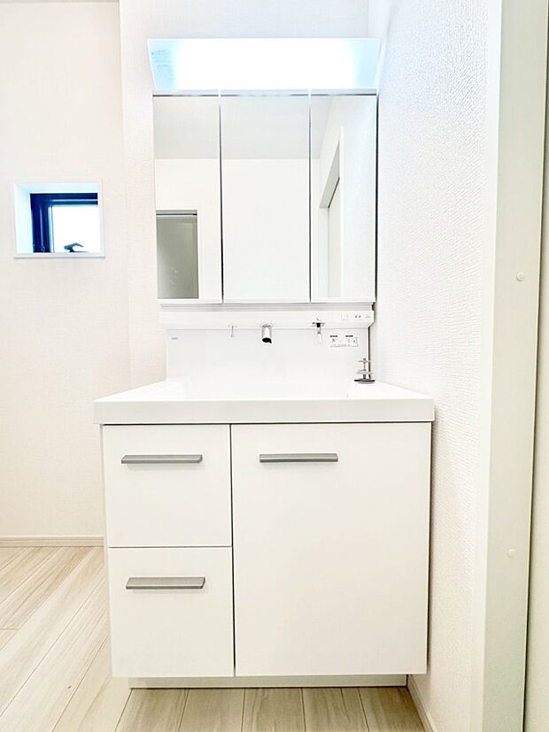 【洗面台・洗面所】大きく見やすい三面鏡で清潔感ある洗面台は、身だしなみチェックや肌のお手入れにおすすめです。 