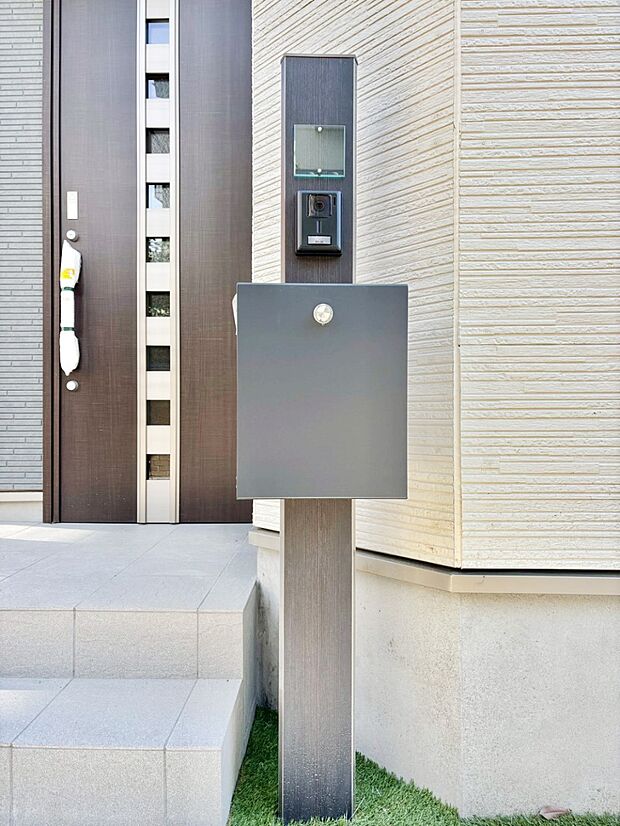 【その他現地】シンプルデザインのポスト。