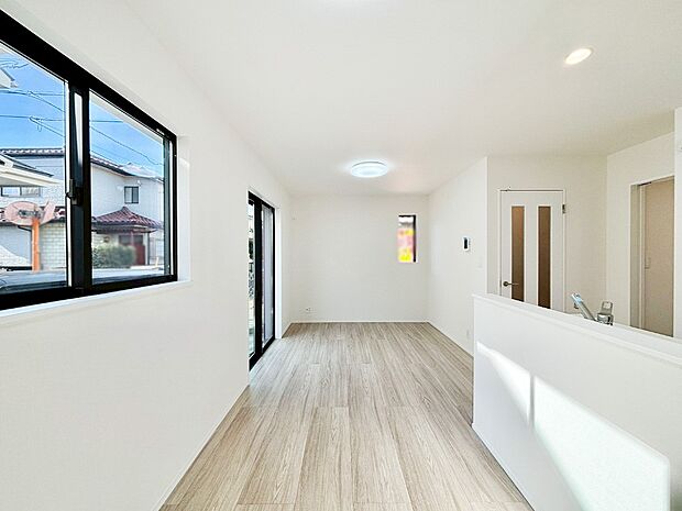 【リビングダイニング】家族団らんの時間も増えそうなくつろぎのリビングダイニング。