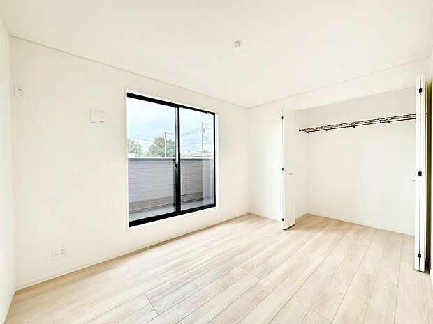 【寝室】明るいバルコニーサイドに洋室を設置。目覚めの良い寝室に。