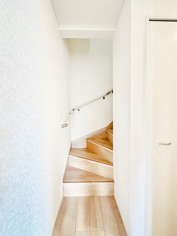 【その他内観】階段は手すり付きなので小さなお子さまやご高齢の方も安心です