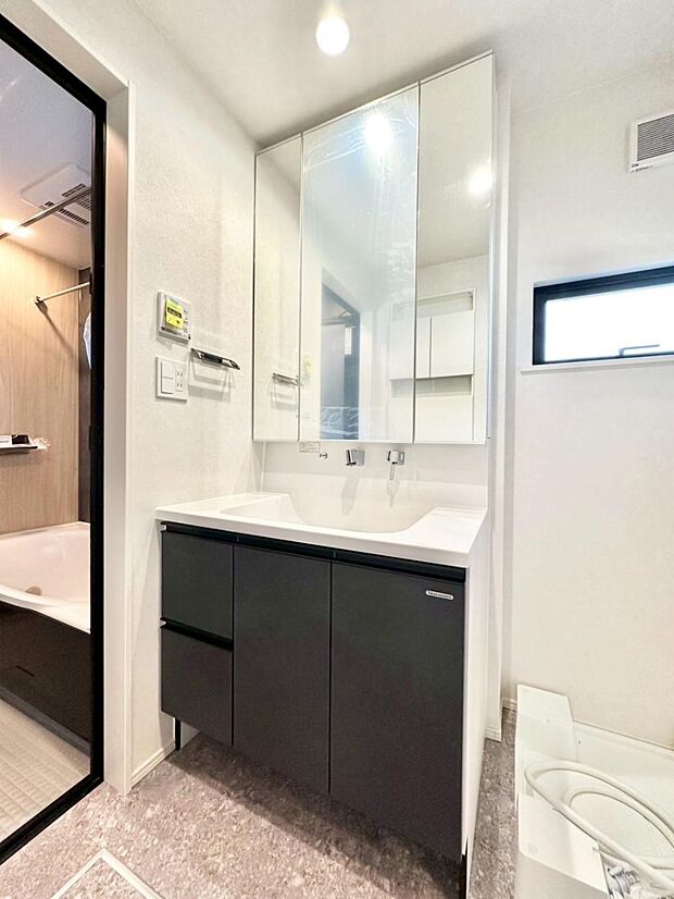 【洗面台・洗面所】大きく見やすい三面鏡で清潔感ある洗面台は、身だしなみチェックや肌のお手入れにおすすめです。