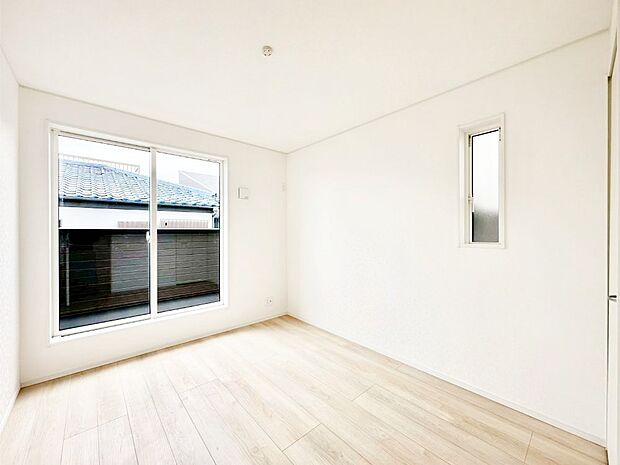 【寝室】明るいバルコニーサイドに洋室を設置。目覚めの良い寝室に。