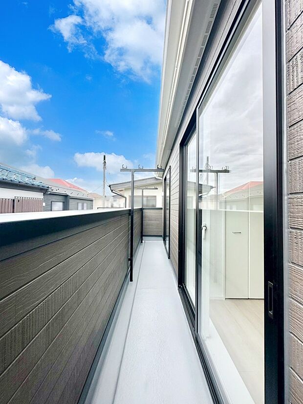 【バルコニー】ゆったりバルコニーだから沢山お洗濯ものを干せます。