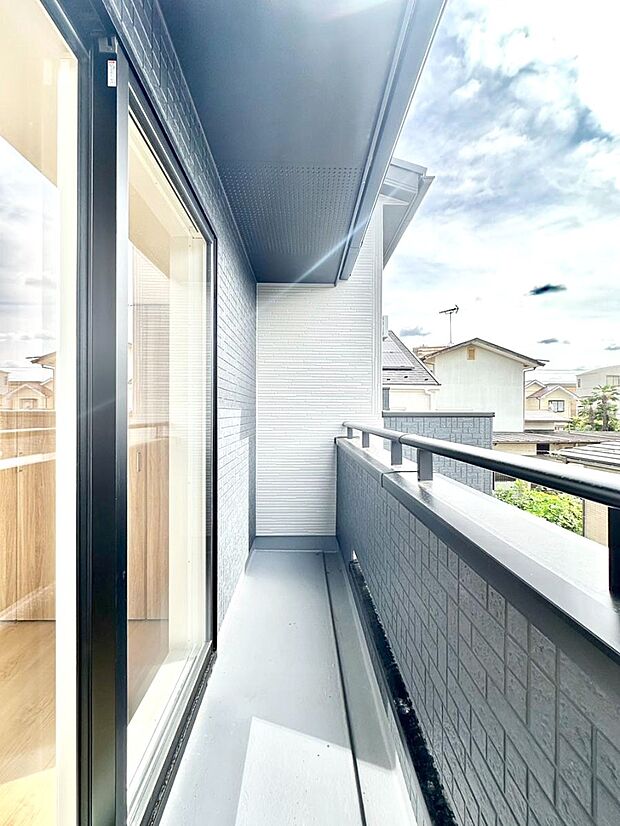 【バルコニー】暖かな陽光が降り注ぐバルコニーはお洗濯におすすめ。爽やかな風も心地よいです。