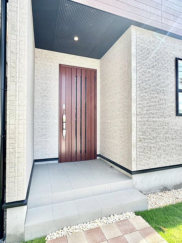 【玄関】大切な家族、来客を出迎える玄関。