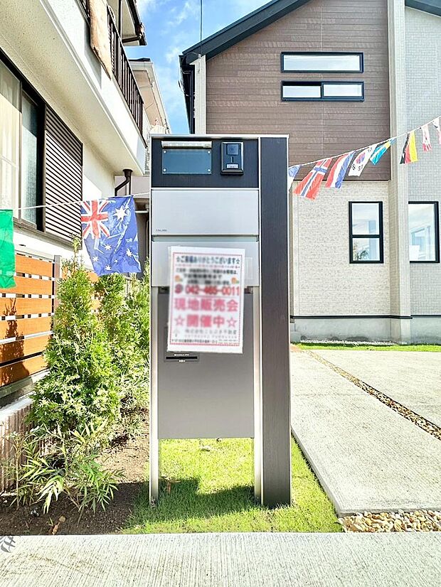 【その他現地】シンプルデザインのポスト。