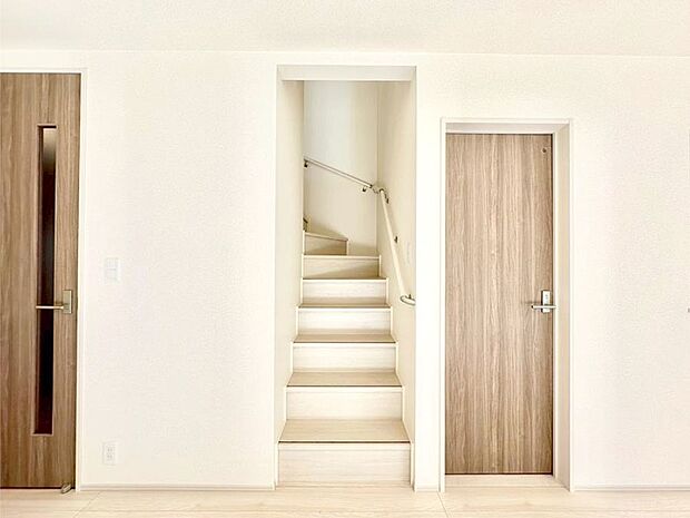 【その他内観】安全性を考慮し階段には手すりを設置しています