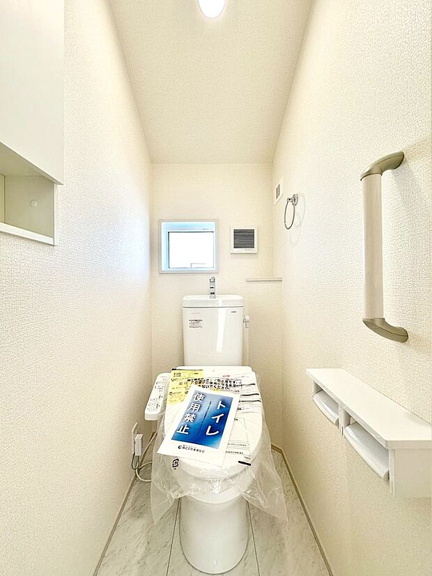 【トイレ】トイレは1階と2階それぞれに配置されていてとても便利です。 