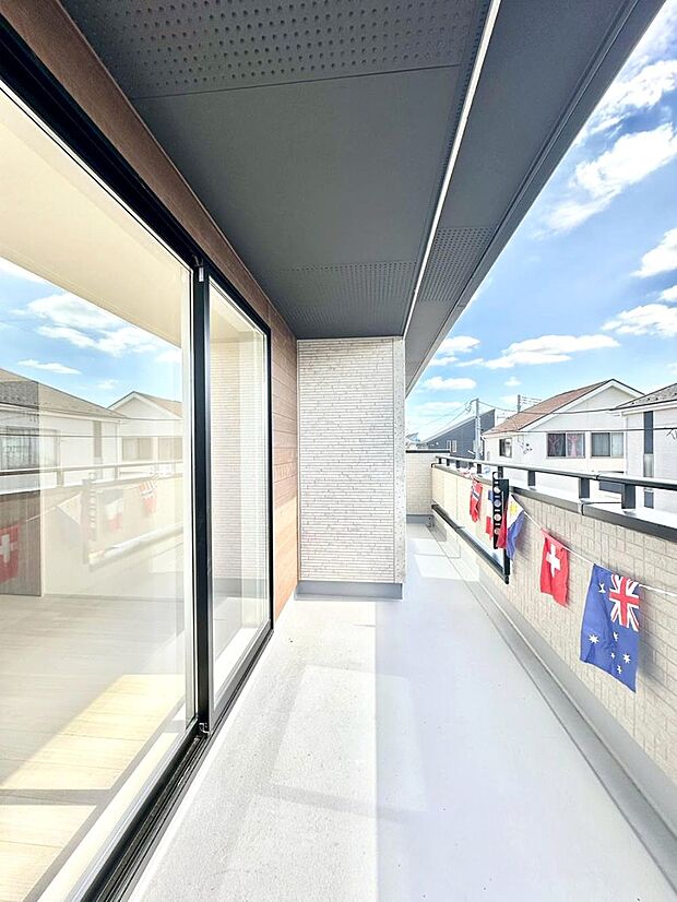 【バルコニー】南向きのバルコニー！ご家族の洗濯物はもちろん、お布団もたっぷり干せます！