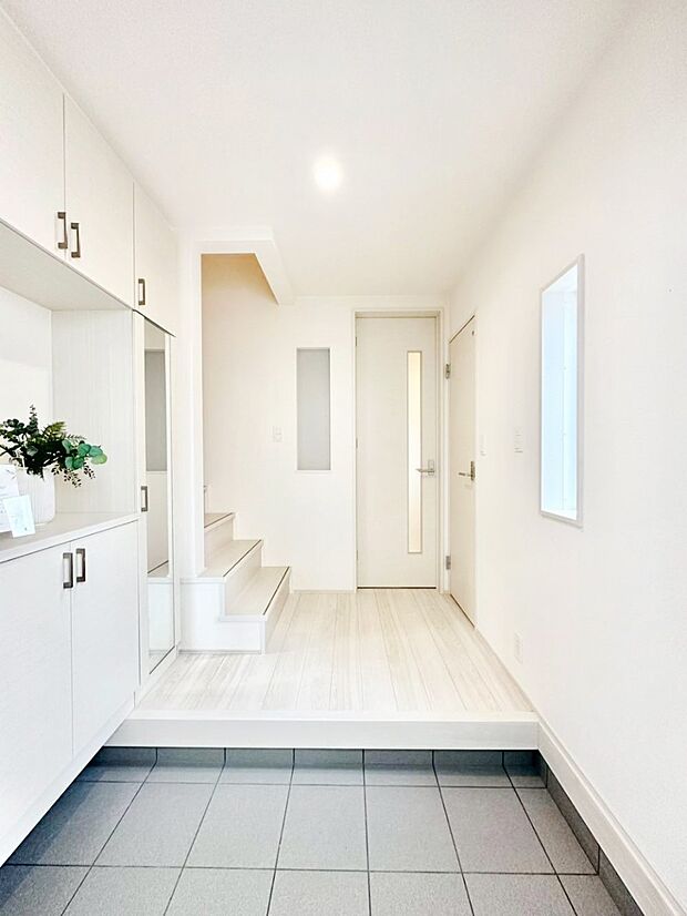 【玄関】明るい玄関はお客様をお出迎えするのにぴったりです