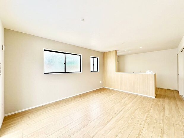 【リビング】ご家族の賑やかな話し声で包まれる明るいリビング